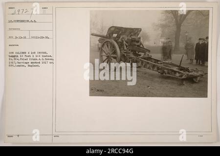 Il tenente Sintzenich è mostrato in questa fotografia scattata da SC Bubiect il 22 novembre 1918. L'immagine raffigura una pistola con le seguenti specifiche: Un calibro di 4 1-8 pollici, lunghezza di 12 piedi 1 1-4 pollici, numero 564, prodotto da Pried Krupp A.G. Essen nel 1917. La carrozza è contrassegnata con il numero 1917 con il numero 685 e si trova a Londra, in Inghilterra. Queste informazioni sono registrate nelle note come 39727. Foto Stock