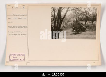 Didascalia: Una fotografia scattata il 17 aprile 1918 raffigura L.C. Fox e Sig. R.C. Reed che gestisce un proiettore antiaereo mobile utilizzato dal corpo ingegnere. La foto è stata scattata durante un'esercitazione a batteria presso Washington Barracks, D.C. L'immagine è stata censurata e pubblicata il 9 maggio da The Historical Branch, W.P.D. Foto Stock