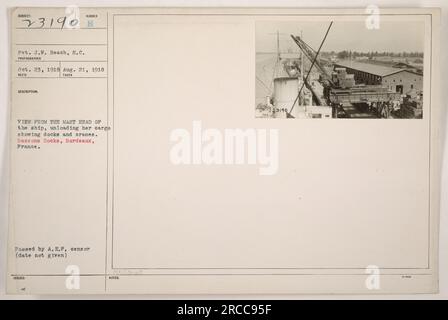 Scarico del carico della nave a Bassons Docks a Bordeaux, Francia. Foto scattata il 23 ottobre 1918 da Pvt. J.W. Beach. La vista dalla testata mostra i punti di ancoraggio e le gru. La fotografia è stata passata dalla A.E.P. censor, con la nota aggiuntiva '023190 3'. Foto Stock