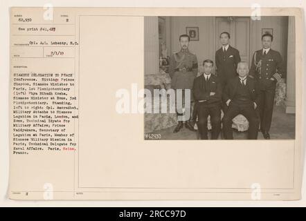 Conferenza della delegazione siamese per la pace. Nella foto della collezione "Photographs of American Military Activities during World War One", la delegazione siamese si trova al centro dell'immagine. Da sinistra a destra: Principe Cheroon, ministro siamese a Parigi e primo plenipotenziario; Phya Bibadh Kosha, ministro siamese a Roma e terzo plenipotenziario. In piedi, da sinistra a destra: CPL. Amoradhet, Attache militare della legazione siamese a Parigi, Londra e Roma, Consigliere tecnico per gli affari militari; Principe Vaidyakara, Segretario della Legazione a Parigi, membro della missione militare siamese a Par Foto Stock