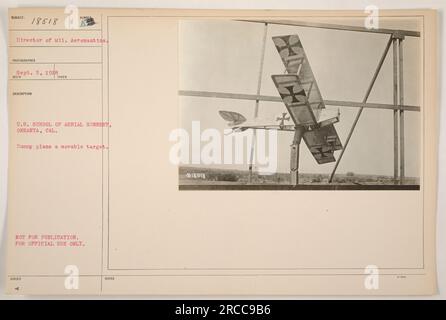 Un aereo fittizio usato come bersaglio mobile per l'addestramento di artiglieria aerea negli Stati Uniti School of Aerial Gunnery a Oneanta, California. La fotografia è stata scattata il 5 settembre 1918 e faceva parte delle attività militari americane durante la prima guerra mondiale. È stato etichettato come soggetto 18518 e preso dal direttore della M11 Aeronautics. Questa immagine non è destinata alla pubblicazione ed è esclusivamente per uso ufficiale. Foto Stock