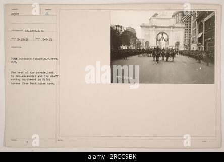 "Il capo della 77th Division Parade a New York City, guidato dal generale Alexander e dal suo staff, si vede muoversi verso nord sulla Fifth Avenue da Washington Arch. Questa fotografia è stata scattata dal tenente Lyon e pubblicata il 5-6-19. Il numero della descrizione dell'immagine è *49905.' Foto Stock