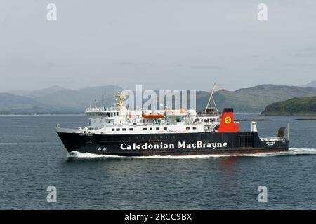 Caledonian MacBrayne, traghetto per auto Lord of the Isles, che lascia il porto di Oban per le Isole Ebridi sulla costa occidentale della Scozia Foto Stock