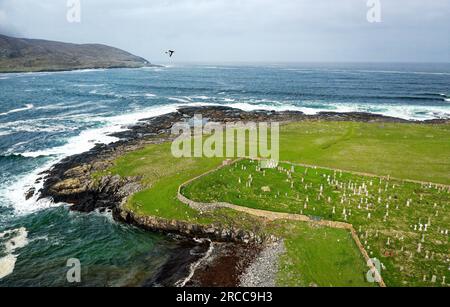 Sito di St Cappella Brendans e broch preistorico Dun Na Cille a Borve, barra. L'angolo della parete rotonda rispetta le fondamenta della torre rotonda su cui si trova Foto Stock