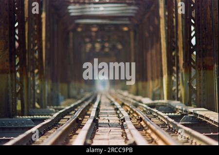 Una giornata di sole sul ponte Long Bien Foto Stock