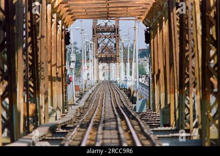 Una giornata di sole sul ponte Long Bien Foto Stock