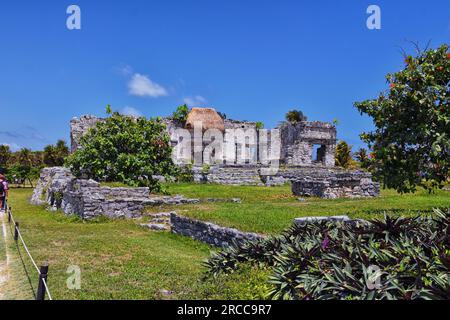 Tulum antica città portuale maya sulla costa caraibica in Messico nella penisola di Yucatán. Vista dalle rovine di El Castillo. Nord America centrale. Foto Stock