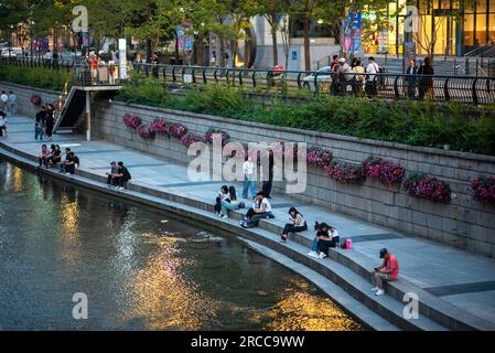 Cheonggyecheon Stream nel centro di Seoul, capitale della Corea del Sud, il 25 giugno 2023 Foto Stock