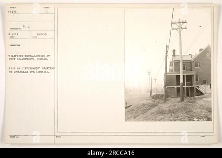 Foto aerea scattata il 6 febbraio 1919, mostra installazioni telefoniche a Fort Leavenworth, Kansas. L'immagine raffigura la parte posteriore degli alloggi dei Luogotenenti su McClellan Ave. Questa fotografia fa parte di una collezione che documenta le attività militari americane durante la prima guerra mondiale. Foto Stock