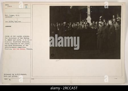 Didascalia: 'Una folla si riunisce al Casinò di Aix les Bains, Francia, cantando per il Segretario alla Guerra Newton D. Baker e festeggiando. Nella foto, da sinistra a destra, ci sono il segretario di Y.M.C.A Robinson, Jerry Reynolds che suona il pianoforte e la signorina Hutchinson del comitato di intrattenimento. Questa immagine è stata scattata durante la prima guerra mondiale (Documento d'identità: 111-SC-23829)" Foto Stock