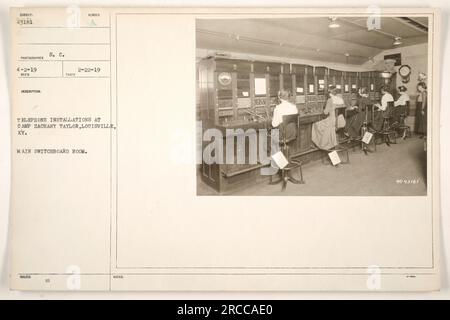 L'immagine mostra la sala principale del centralino della S.C. ha emesso installazioni telefoniche a Camp Zachary Taylor a Louisville, Kentucky, durante la prima guerra mondiale La foto è stata scattata il 22 febbraio 1919 dal fotografo Reed, e la designazione numerica per l'immagine è 111-SC-43181. Foto Stock