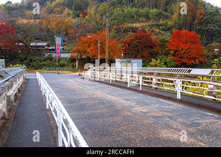 Fukuoka, Giappone - 21 novembre 2022: Il ponte Meoldy situato di fronte al Tempio di Nazoin, toccando le barre, crea una canzone chiamata Hometown o Fur Foto Stock