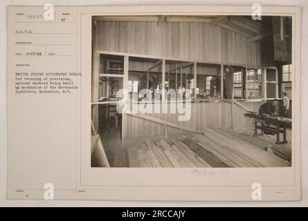 L'immagine raffigura la costruzione della United States Government School per la formazione di operatori ottici di precisione da parte di meccanici del Mechanics Institute di Rochester, New York. Questa foto è stata scattata il 27 aprile 1919 dal fotografo RECO. Il numero di descrizione emesso è AU 59155 e l'immagine è etichettata "S.A.T.C." Si specifica che questa immagine è strettamente per uso ufficiale. Foto Stock