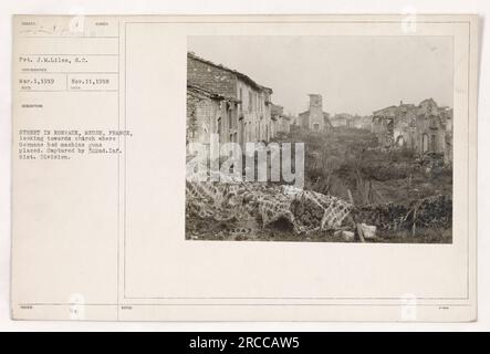 Una fotografia scattata il 1 marzo 1919 a Ronvaux, Mosa, Francia. Mostra Pvt. J.M. Liles del Signal Corps guardando verso una chiesa dove una volta erano posizionate le mitragliatrici tedesche. L'immagine fu catturata dal 322nd Infantry della 81st Division. Le note del fotografo indicano che il numero di identificazione è 142049. Foto Stock