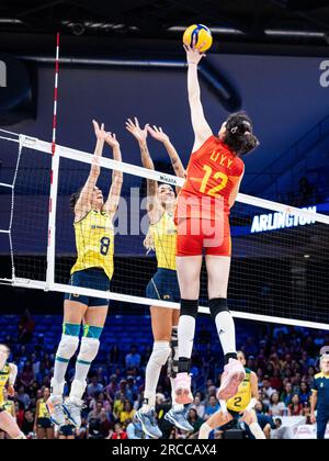 Arlington, USA. 13 luglio 2023. Li Yingying (R) della Cina punta durante la partita dei quarti di finale tra Cina e Brasile alla Women's Volleyball Nations League ad Arlington, negli Stati Uniti, il 13 luglio 2023. Crediti: Chen Chen/Xinhua/Alamy Live News Foto Stock