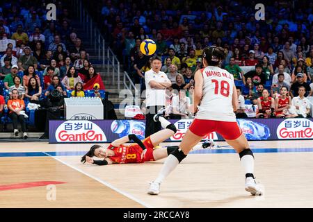 Arlington, USA. 13 luglio 2023. Xu Xiaoting (in basso) della Cina salva la palla durante la partita dei quarti di finale tra Cina e Brasile alla Women's Volleyball Nations League di Arlington, negli Stati Uniti, il 13 luglio 2023. Crediti: Chen Chen/Xinhua/Alamy Live News Foto Stock