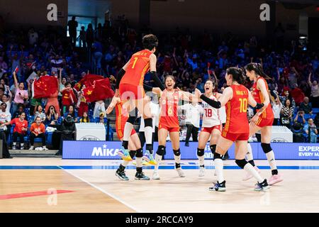 Arlington, USA. 13 luglio 2023. I giocatori cinesi celebrano dopo la partita dei quarti di finale tra Cina e Brasile alla Women's Volleyball Nations League ad Arlington, negli Stati Uniti, il 13 luglio 2023. Crediti: Chen Chen/Xinhua/Alamy Live News Foto Stock