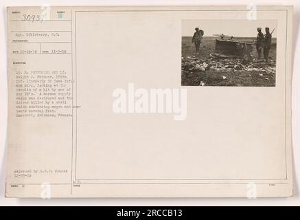 Il tenente H. Pritchard e il tenente Dwight J. Skinner della 168th Infantry Division (ex 3rd Iowa Infantry Division) della 42nd Division sono visti in questa fotografia. Stanno osservando le conseguenze di un colpo diretto da uno dei nostri proiettili da 75 mm su un carro di rifornimento tedesco, con conseguente distruzione e morte del conducente. Il carro e il suo contenuto erano sparpagliati a diversi metri dal punto di impatto. L'immagine è stata scattata nella regione francese delle Ardenne. Questa fotografia è stata rilasciata dall'A.E.F. Censura il 23 dicembre 1918. Uno storico militare annotatore etichettò questa immagine con li Foto Stock