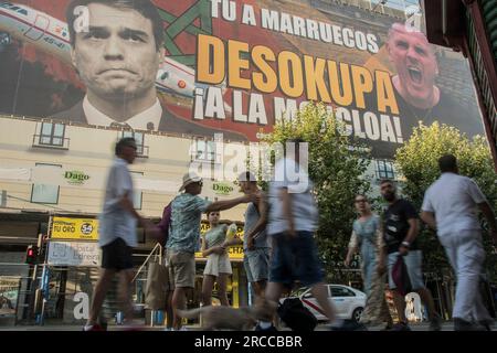 Madrid, Spagna. 12 luglio 2023. Un gruppo di attivisti anti-sfratto della piattaforma del movimento per gli alloggi di Madrid ha boicottato la mattina presto lo striscione schierato dalla piattaforma Desokupa sulla strada Atocha di Madrid contro il primo ministro, Pedro Sanchez, dopo aver messo un nuovo poster sull'OMS che chiedeva "alloggi liberi e di qualità”. (Foto di Alberto Sibaja/Pacific Press) credito: Pacific Press Media Production Corp./Alamy Live News Foto Stock