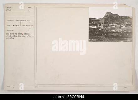 Un vecchio forte a Kars, Armenia, offre una vista sulla città. La foto è stata scattata dal sergente Barnes il 18 novembre 1919 e sviluppata il 27 settembre 1919. Il simbolo della 18a Divisione del British Columbia Regiment è visibile nell'immagine. Foto Stock