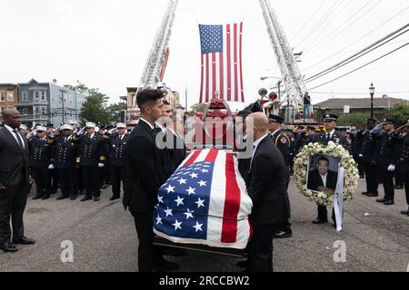 Newark, New Jersey, USA. 13 luglio 2023. I vigili del fuoco e i primi soccorritori provenienti da Newark, New JerseyJand, regione del Medio Atlantico, vengono mostrati durante il funerale dei pompieri di Augusto Acabou presso la basilica cattedrale dei Sacri cuori di Newark. Acabou era uno dei due vigili del fuoco di Newark che morirono durante il servizio nel tentativo di estinguere il fuoco, che bruciarono per quasi una settimana, sulla nave mercantile italiana a Port Newark. (Immagine di credito: © Brian Branch Price/ZUMA Press Wire) SOLO USO EDITORIALE! Non per USO commerciale! Foto Stock