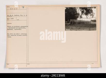 Gli uomini sottoposti a una settimana di perforazione presso la School of Military Aeronautics dell'Università della California, Berkeley, mostrano notevole competenza in questa fotografia del marzo 1918. Tenente E. N. Jackson e Sig. R. C. ha fotografato la scena, catturando la dedizione di questi militari, acquisendo le competenze necessarie per la prossima guerra mondiale. Foto Stock