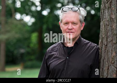 Bayreuth, Germania. 15 giugno 2023. Il regista Jay Scheib sorride durante un'intervista sul Grüner Hügel al Festspielhaus di Bayreuth. (Al dpa: "Director Scheib: Path from Meat Loaf to Wagner not far") credito: Daniel Vogl/dpa/Alamy Live News Foto Stock