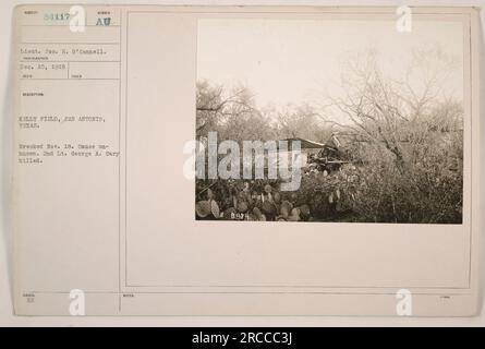 Relitto a Kelly Field a San Antonio, Texas, dopo un incidente non identificato il 18 novembre. La causa rimane sconosciuta. Tragicamente, il secondo tenente George A. Cary ha perso la vita. Questa foto mostra Lieut. Jos. H. o'Connell ed è stata scattata da un fotografo sconosciuto il 10 dicembre 1918." Foto Stock