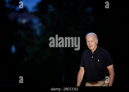 Washington, Stati Uniti. 13 luglio 2023. Il presidente Joe Biden cammina attraverso il South Lawn fino alla Casa Bianca giovedì 13 luglio 2023 a Washington, DC. Il Presidente sta tornando dall'incontro con altri leader della NATO in Europa. Foto di Samuel Corum/UPI Credit: UPI/Alamy Live News Foto Stock