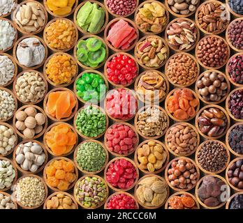 frutta secca assortita e fondo di frutta secca. cibo biologico in ciotole di legno, vista dall'alto. Foto Stock