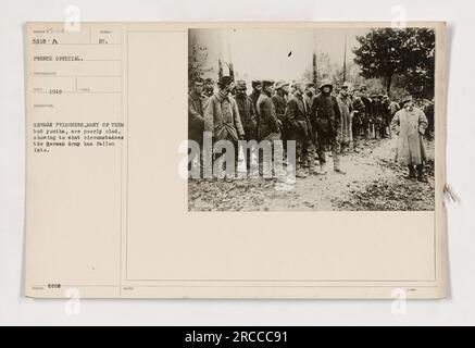 Questa fotografia mostra un ufficiale francese che cattura un'immagine nel 1919 durante la prima guerra mondiale Sono presenti prigionieri tedeschi, tra cui molti giovani individui, che sono visti mal vestiti. Ciò dimostra le difficili condizioni che l'esercito tedesco ha affrontato durante questo periodo. Foto Stock