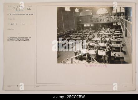 L'immagine mostra i falegnami dell'Università del Minnesota a St. Paul durante la prima guerra mondiale. Stanno lavorando a progetti di costruzione per lo sforzo bellico. Questa immagine è stata scattata da un fotografo e ricevuta il 27 aprile 1919. È etichettato con il numero di identificazione 58731 50334 S.A.T.C. Università di Minute Foto Stock