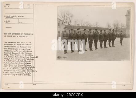 La fotografia raffigura i nuovi ufficiali della Legion d'Onore e un cavaliere. La cerimonia si svolse nel cortile del quartier generale americano a Chaumont, con tutti i destinatari ufficiali americani. Gli individui nella foto, da sinistra a destra, sono il maggiore generale Hanson E. Ely (U.S.A.), Brig. Gen. Wendell C. Neville (Stati Uniti Marine Corps), Brig. Gen. Campbell King (U.S.A.), Brig. Gen. F. R. McCoy (U.S.A.), Brig. Gen. L. R. Holbrook (U.S.A.), col. Carl Boyd (U.S.A.), col. Robert A. Brown (U.S.A.), col. J.A. Logan (U.S.A.), Lieut. Colonnello P. H. Clark (U.S.A.), Lieut. Colonnello Robert B. Foto Stock