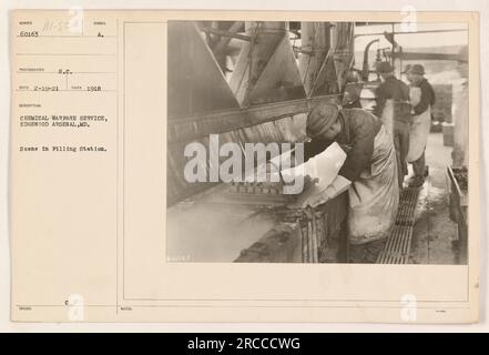 Scena in una stazione di rifornimento al Chemical Warfare Service all'Edgewood Arsenal, Maryland. La fotografia, scattata dal fotografo S.C. il 19 febbraio 1921, raffigura attività del 1918. Il simbolo emesso è A. la didascalia comprende il numero di riferimento della nota C 60163. Foto Stock