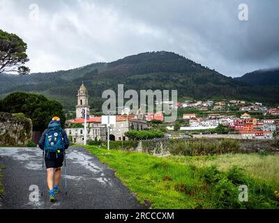 10 giugno 2023, o Arrabal, Pontevedra, Portogallo: Si vede un pellegrino avvicinarsi a un vecchio monastero. Il percorso costiero del Camino portoghese è una bella alternativa al percorso centrale. La distanza totale del percorso è di 280 km Inizia a Porto e segue la costa fino a Redondela, in Spagna, dove si fonde con la strada centrale. Circa il 30% dei pellegrini che completano il Camino portoghese camminano lungo la via costiera. Il Camino portoghese sta diventando sempre più popolare e molti pellegrini scelgono questo percorso come alternativa al Camino Frances. La strada costiera del Camin portoghese Foto Stock