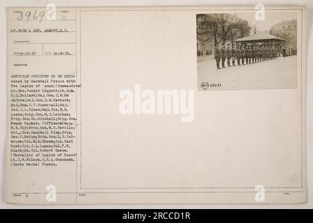 Ufficiali americani, tra cui il tenente generale Hunter Liggett, il tenente generale R.L. Bullard, e il maggiore generale J. W. me Andrew, stanno per essere decorati con la Legion d'Onore di Marshall Petain. La foto è stata scattata il 14 gennaio 1919 al G.H.Q. Chaumont in Haute Marne, Francia. (Note: 39695) Foto Stock