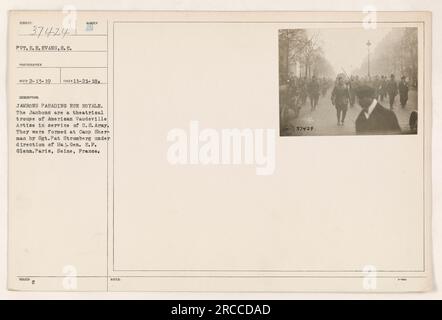 Pvt. E. E. Evans fotografò i Jambons, una troupe teatrale di American Vaudeville Artists, sfilando lungo Rue Royale a Parigi, in Francia. I Jambons si formarono a Camp Sherman sotto la direzione del Sgt. Pat Stromberg e del maggior generale E.F. Glenn dell'esercito degli Stati Uniti. Foto scattata il 21-11-18." Foto Stock