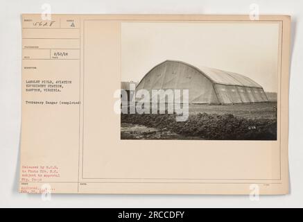 Questa fotografia mostra un hangar temporaneo a Langley Field, Aviation Experiment Station a Hampton, Virginia. Fu scattata da Photographer 5628 in una data non specificata, ma fu ricevuta dal Signal Corps il 12 febbraio 1918. L'hangar fu completato e approvato il 28 febbraio 1918. Foto Stock