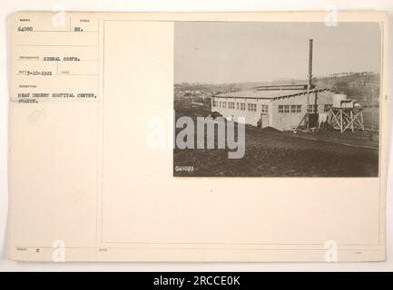 Beau Desert Hospital Center in Francia, come mostrato in questa fotografia scattata da un fotografo Signal Corps. L'immagine è designata come "SUNDER 64080 RECO3-10-1921" e presenta l'emblema del Teatro europeo. Cattura la scena del centro ospedaliero durante il suo funzionamento. Foto Stock