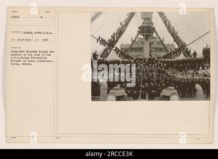 Il presidente Woodrow Wilson e i membri dell'equipaggio della U.S.S. George Washington in viaggio verso la Conferenza di pace a Parigi, in Francia. La foto è stata scattata nel 1918 dal Signal Corps degli Stati Uniti La descrizione e le note menzionano la presenza del presidente e la destinazione della nave. Foto Stock