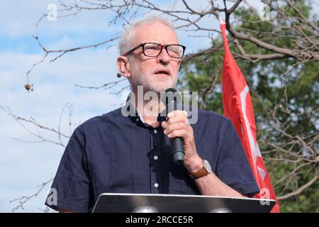 Londra, Regno Unito. 13 luglio 2023. Il deputato indipendente di Islington North Jeremy Corbyn si rivolge ai partecipanti al raduno. Dopo che è stato annunciato che il Rail Delivery Group ha pianificato fino a 1.000 biglietterie nei prossimi tre anni, la Rail, Maritime and Transport Union (RMT) ha intensificato la loro campagna di resistenza con una giornata nazionale d'azione. I membri dei sindacati, i gruppi di azione disablity e i parlamentari si unirono al raduno fuori dalla stazione King's Cross per questioni di accesso e sicurezza. Credito: Fotografia dell'undicesima ora/Alamy Live News Foto Stock