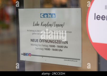 Leer, Germania. 13 luglio 2023. Un avviso per il cliente in base al sesso in una vetrina di un negozio. Il Consiglio per l'ortografia tedesca discuterà la scrittura appropriata per il genere questo venerdì a Eupen, in Belgio, l'organismo ha annunciato. Crediti: Lars Penning/dpa/Alamy Live News Foto Stock