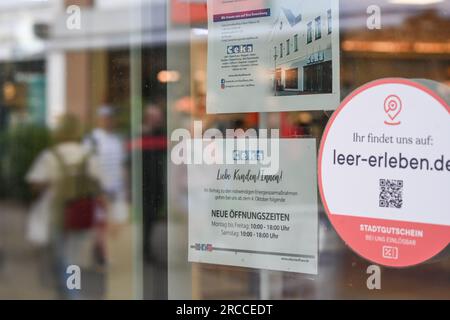 Leer, Germania. 13 luglio 2023. Un avviso per il cliente in base al sesso in una vetrina di un negozio. Il Consiglio per l'ortografia tedesca discuterà la scrittura appropriata per il genere questo venerdì a Eupen, in Belgio, l'organismo ha annunciato. Crediti: Lars Penning/dpa/Alamy Live News Foto Stock