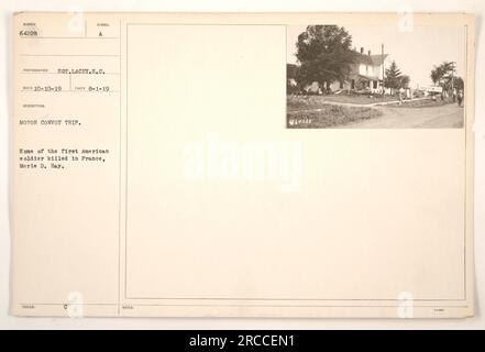 L'immagine mostra un viaggio in convoglio durante la prima guerra mondiale. Il convoglio sta facendo una sosta a casa del primo soldato americano ucciso in Francia, Merle D. Hay. Scattata il 1 agosto 1919, la fotografia è accreditata al fotografo Sot.Lacey.S.C. Foto Stock