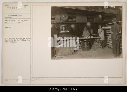 Soldati che dividono e distribuiscono il pane in un panificio a Is Sur Tille, in Francia. La foto è stata scattata da Sgt. Brooks il 26 febbraio 1919 e pubblicata il 13 dicembre 1918. I soldati fanno parte della Co. 3 e la posizione è nella regione di Cote d'Or. Foto Stock