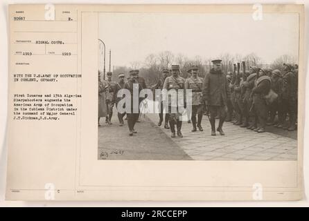 I soldati dell'esercito STATUNITENSE dei primi Zouaves e del tredicesimo reggimento tiratori scelti algerini si uniscono all'esercito americano di occupazione nel distretto di Coblenz, in Germania. Sono sotto il comando del maggiore generale J.T. Dickman. Questa fotografia è stata scattata nel 1919 come parte delle attività militari americane durante la prima guerra mondiale. Foto Stock