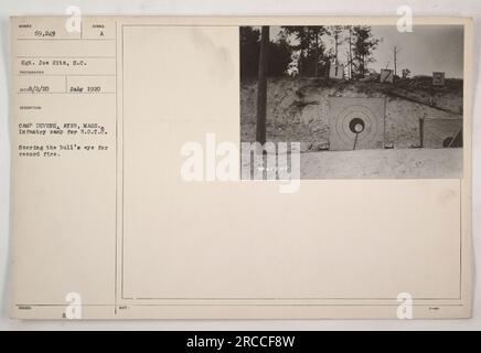 Soldati che partecipano ad esercitazioni di addestramento a Camp Devens, Ayer, Massachusetts. Il sergente Joe Hitz viene visto segnare un occhio di bue durante un evento da record. La foto è stata scattata nel luglio 1920. I soldati raffigurati nell'immagine fanno parte del programma R.O.T.C.. Foto Stock