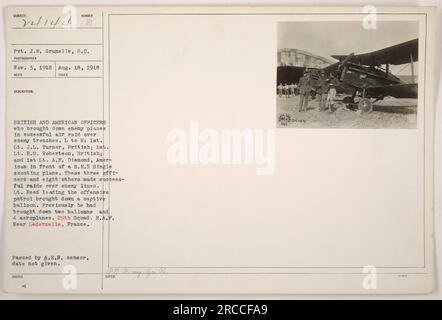 Ufficiali britannici e americani si pongono di fronte a un aereo scout S.E.5 dopo un raid aereo riuscito sulle trincee nemiche durante la prima guerra mondiale. Tenente J.L. Turner, tenente R.G. Robertson, e il tenente A.P. Diamond fa parte di un gruppo di undici ufficiali che hanno fatto irruzione con successo nelle linee nemiche. La foto è stata scattata vicino a Lederzelle, in Francia. Foto Stock