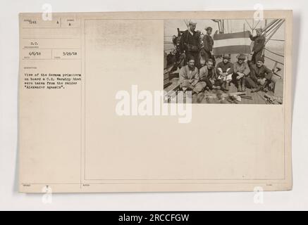 Prigionieri tedeschi trasportati a bordo della nave da guerra degli Stati Uniti SUMBER. Questi prigionieri furono catturati dal razziatore "Alexander Agassiz" durante la prima guerra mondiale La foto è stata scattata il 6 aprile 1918 e fornisce una vista dei prigionieri sulla nave. Foto Stock