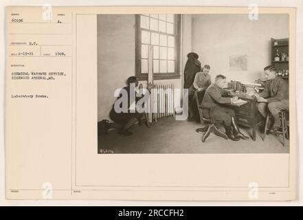 Una scena di laboratorio nel Chemical Warfare Service all'Edgewood Arsenal, MD. La fotografia, scattata nel 1918, mostra attrezzature e personale che lavora alla ricerca e allo sviluppo della guerra chimica. Il simbolo A. 188 C e le note 460196 2 forniscono ulteriori informazioni di identificazione per l'immagine. Foto Stock